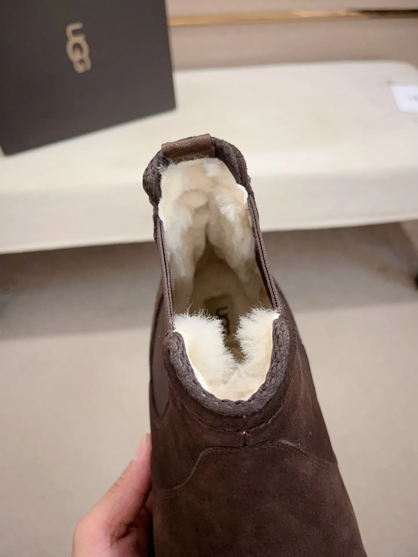 Men's shoes💰: 600💰(high-end goods) UGG❄️❄️Latest model 1:1⃣️quality, fabric: high-end quality first-layer cowhide imported from Europe. Lining: wool lining, sole: pure imported rubber foam outsole. ❤️High-end goods, fine workmanship, trendy and fashionable. The fit is very classy. If you know the goods, you will definitely not be able to refuse😍😍Code number: 41-45. Can be customized 46.47.
